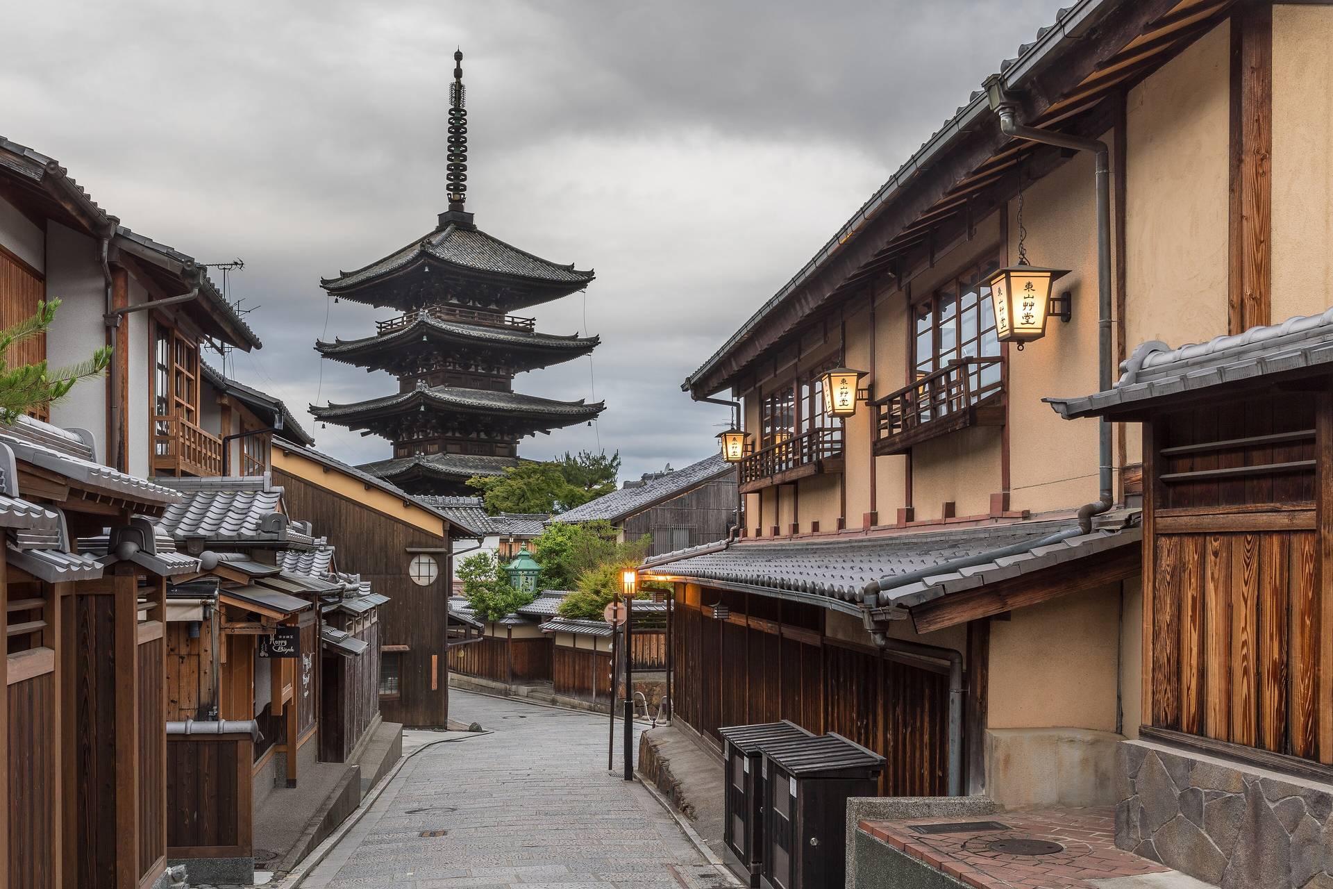 Yasaka Pagoda above the lantern-lined lanes of Higashiyama, Kyoto